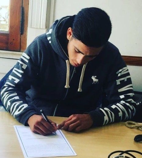 El defensor firmó su primer contrato profesional el año pasado (Instagram @andrees_zani)