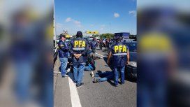 Un hombre se tiró de la Autopista 25 de Mayo porque lo perseguía la policía y murió Un hombre se tiró de la Autopista 25 de Mayo porque lo perseguía la policía y murió