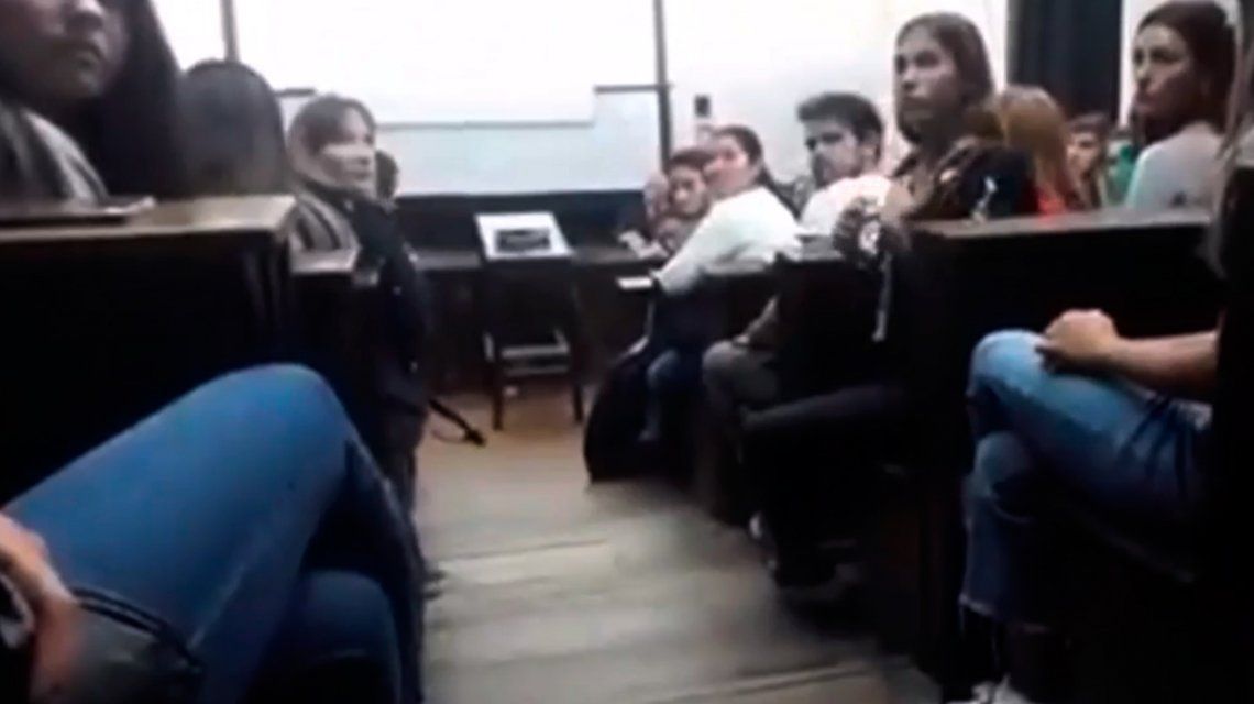En medio de una clase, una alumna de la UBA escrachó a un profesor denunciado por abuso En medio de una clase, una alumna de la UBA escrachó a un profesor denunciado por abuso