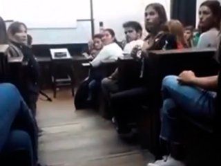 en medio de una clase, una alumna de la uba escracho a un profesor denunciado por abuso en medio de una clase, una alumna de la uba escracho a un profesor denunciado por abuso