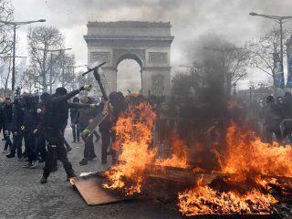 Chalecos amarillos en una de sus protestas más violentas Chalecos amarillos en una de sus protestas más violentas
