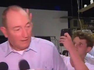 video: le tiran un huevo en la cabeza a un senador que responsabilizo a los musulmanes por los atentados video: le tiran un huevo en la cabeza a un senador que responsabilizo a los musulmanes por los atentados