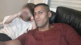Un policía se pegó un tiro en el baño de un cine y lucha por su vida Un policía se pegó un tiro en el baño de un cine y lucha por su vida