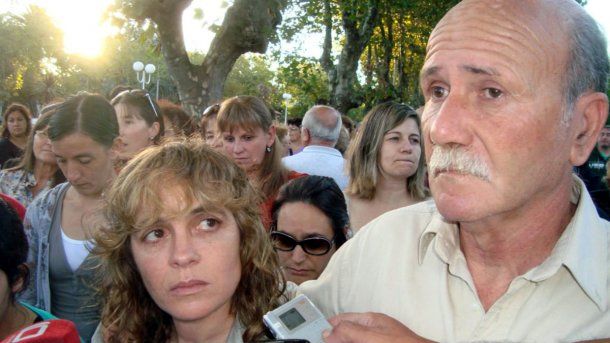 Carlos Bustamante junto a su mujer, Verónica González, durante una marcha por su hijo Gastón<br>