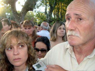Carlos Bustamante junto a su mujer, Verónica González, durante una marcha por su hijo Gastón Carlos Bustamante junto a su mujer, Verónica González, durante una marcha por su hijo Gastón