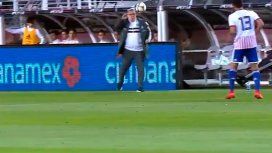 El pelotazo de Berizzo que le voló los anteojos y cortó al Tata Martino El pelotazo de Berizzo que le voló los anteojos y cortó al Tata Martino