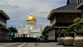 La cúpula dorada de la mezquita del Sultan Omar Ali Saifuddien domina el paisaje de la capital de Brunei La cúpula dorada de la mezquita del Sultan Omar Ali Saifuddien domina el paisaje de la capital de Brunei