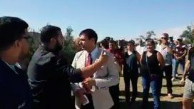 Un funcionario de La Pampa quiso hacer campaña en un acto por Malvinas y fue expulsado: Respetá a los héroes Un funcionario de La Pampa quiso hacer campaña en un acto por Malvinas y fue expulsado: Respetá a los héroes