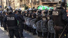 La Policía reprimió a trabajadores estatales que reclamaban una recomposición salarial La Policía reprimió a trabajadores estatales que reclamaban una recomposición salarial