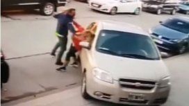 Ataque brutal en Mar del Plata: golpeó a su ex con su hija de 3 años en brazos en plena calle Ataque brutal en Mar del Plata: golpeó a su ex con su hija de 3 años en brazos en plena calle