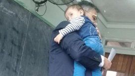 El gesto solidario de un profesor con una madre soltera que se hizo viral El gesto solidario de un profesor con una madre soltera que se hizo viral