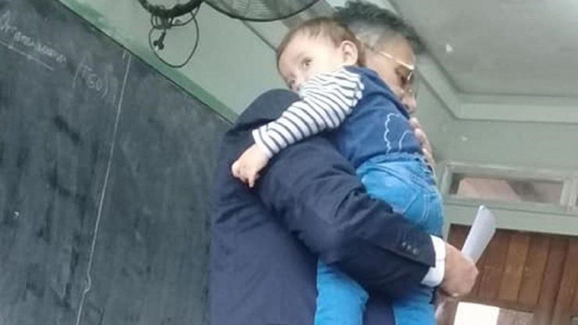 El gesto solidario de un profesor con una madre soltera que se hizo viral