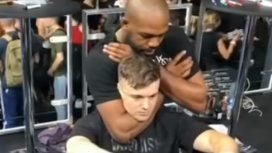 El campeón de la UFC Jon Jones dejó inconsciente a un fanático y causó terror El campeón de la UFC Jon Jones dejó inconsciente a un fanático y causó terror