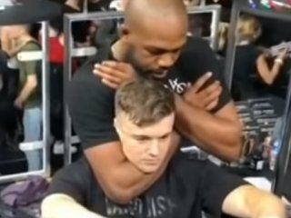el campeon de la ufc jon jones dejo inconsciente a un fanatico y causo terror el campeon de la ufc jon jones dejo inconsciente a un fanatico y causo terror
