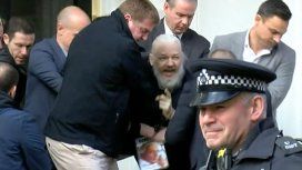 Julian Assange fue arrestado tras pasar años con asilo político en la embajada de Ecuador en Londres Julian Assange fue arrestado tras pasar años con asilo político en la embajada de Ecuador en Londres