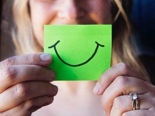 fingir la sonrisa en el trabajo provoca un mayor consumo de alcohol fingir la sonrisa en el trabajo provoca un mayor consumo de alcohol