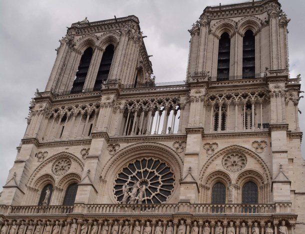 Notre Dame de París quedó desolada tras el incendio de este lunes
