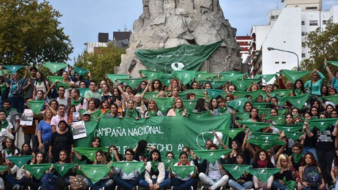 La echaron de un boliche en Mar del Plata porque tenía el pañuelo verde atado a la riñonera