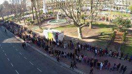 Largas filas para conseguir manzanas y naranjas gratis en el frutazo de Plaza de Mayo Largas filas para conseguir manzanas y naranjas gratis en el frutazo de Plaza de Mayo