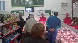 Hicieron cola desde las 6 de la mañana para comprar carne a $149 y en una hora se agotó Hicieron cola desde las 6 de la mañana para comprar carne a $149 y en una hora se agotó