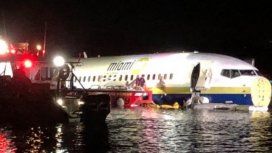 Un avión con 143 personas a bordo se despistó y cayó a un río en Florida Un avión con 143 personas a bordo se despistó y cayó a un río en Florida