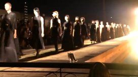 VIDEO: Un gato con estilo se metió en un desfile de moda y orinó a una espectadora VIDEO: Un gato con estilo se metió en un desfile de moda y orinó a una espectadora