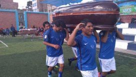 ¿Quién habrá querido ganarlo? El ínsólito torneo de fútbol que premiaba con ataúdes de lujo a los campeones ¿Quién habrá querido ganarlo? El ínsólito torneo de fútbol que premiaba con ataúdes de lujo a los campeones