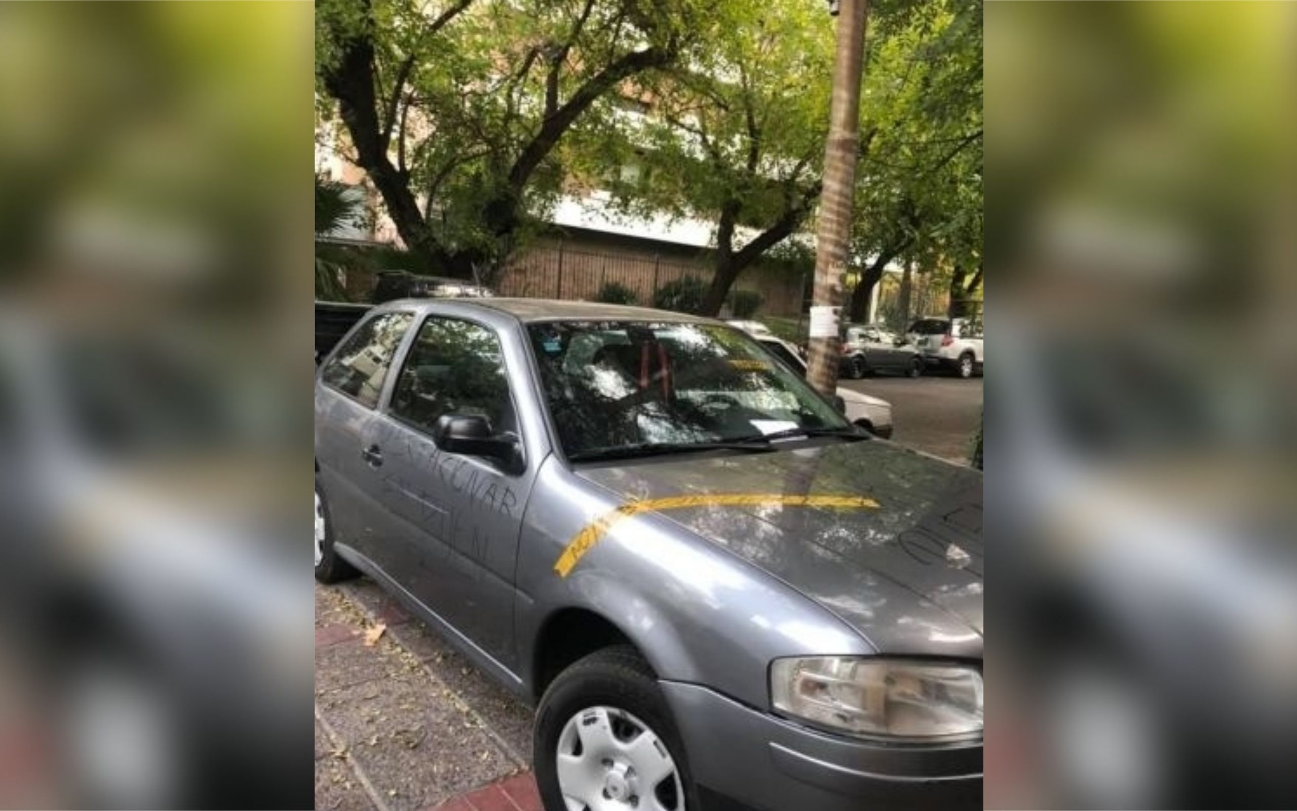 Mendoza: escracharon a un auto estacionado en la entrada a una casa