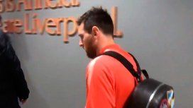 Messi se peleó con un grupo de hinchas del Barcelona en el aeropuerto de Liverpool Messi se peleó con un grupo de hinchas del Barcelona en el aeropuerto de Liverpool