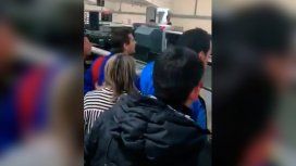 VIDEO: El reclamo de los hinchas del Barcelona a Messi en el aeropuerto de Liverpool VIDEO: El reclamo de los hinchas del Barcelona a Messi en el aeropuerto de Liverpool