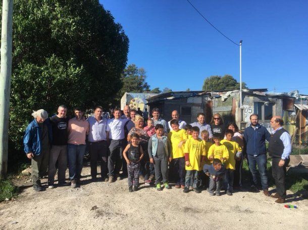 Gallay con los chicos y responsables del comedor Dulces Sonrisas. "Ayudar te hace mejor persona", reconoce.