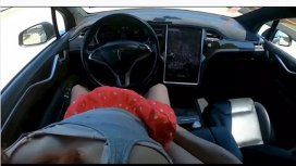 Se filmó teniendo sexo en un Tesla con piloto automático e hizo estallar Pornhub Se filmó teniendo sexo en un Tesla con piloto automático e hizo estallar Pornhub
