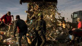 Familias revolviendo basura por la miseria económica argentina en The New York Times Familias revolviendo basura por la miseria económica argentina en The New York Times