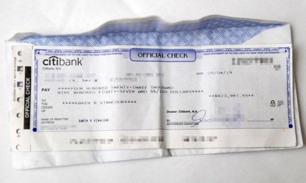 The check with nearly 424 thousand dollars. Photo: Daily News