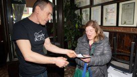 Le devolvió un cheque de casi 424 mil dólares a una jubilada. Foto: Daily News Le devolvió un cheque de casi 424 mil dólares a una jubilada. Foto: Daily News