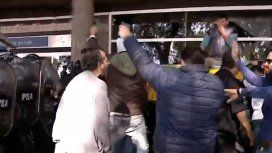 Tensión en Aeroparque: buscan desalojar a los taxistas Tensión en Aeroparque: buscan desalojar a los taxistas