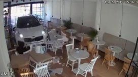 Un auto se incrustó en un café y lo barrió: las cámaras grabaron todo Un auto se incrustó en un café y lo barrió: las cámaras grabaron todo