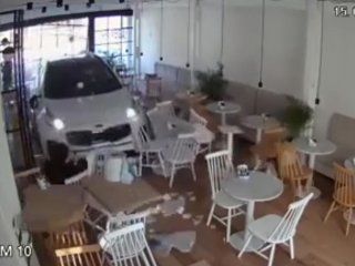 un auto se incrusto en un cafe y lo barrio: las camaras grabaron todo un auto se incrusto en un cafe y lo barrio: las camaras grabaron todo