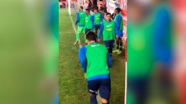 Los hinchas de Argentinos hostigaron de cerca a Mauro Zárate: Te manda saludos Quintero Los hinchas de Argentinos hostigaron de cerca a Mauro Zárate: Te manda saludos Quintero