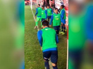 los hinchas de argentinos hostigaron de cerca a mauro zarate: te manda saludos quintero los hinchas de argentinos hostigaron de cerca a mauro zarate: te manda saludos quintero