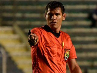 un arbitro murio en pleno partido en la altura de bolivia un arbitro murio en pleno partido en la altura de bolivia
