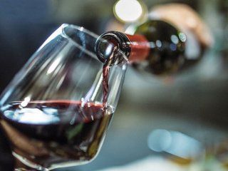 manchester: un mozo sirvio por error un vino de 5 mil euros manchester: un mozo sirvio por error un vino de 5 mil euros