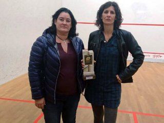 Gentileza El País - Elisabet Sadó, a la derecha de la imagen con su trofeo Gentileza El País - Elisabet Sadó, a la derecha de la imagen con su trofeo