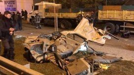 Los hierros retorcidos del auto que protagonizó el accidente. Foto: FM Actitud Los hierros retorcidos del auto que protagonizó el accidente. Foto: FM Actitud