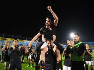 Chapu Braña fue llevado en andas tras su último partido Chapu Braña fue llevado en andas tras su último partido
