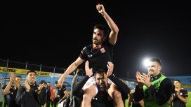 Chapu Braña fue llevado en andas tras su último partido Chapu Braña fue llevado en andas tras su último partido