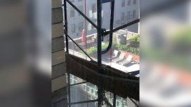 Sospechó que una mujer se quería quitar la vida vestida de criada: era una sombrilla Sospechó que una mujer se quería quitar la vida vestida de criada: era una sombrilla