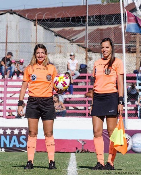 Laura Fortunato y Mariana De Almeida, árbitra y jueza de línea que irán al Mundial.<i> Foto: Camila Ramenzoni</i><br>