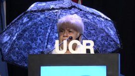 Convención Nacional de la UCR: una ex diputada dio su discurso bajo un paraguas Convención Nacional de la UCR: una ex diputada dio su discurso bajo un paraguas