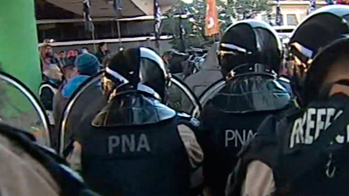 Puente Pueyrredón: Prefectura tiró gas pimienta y balas de goma contra los manifestantes